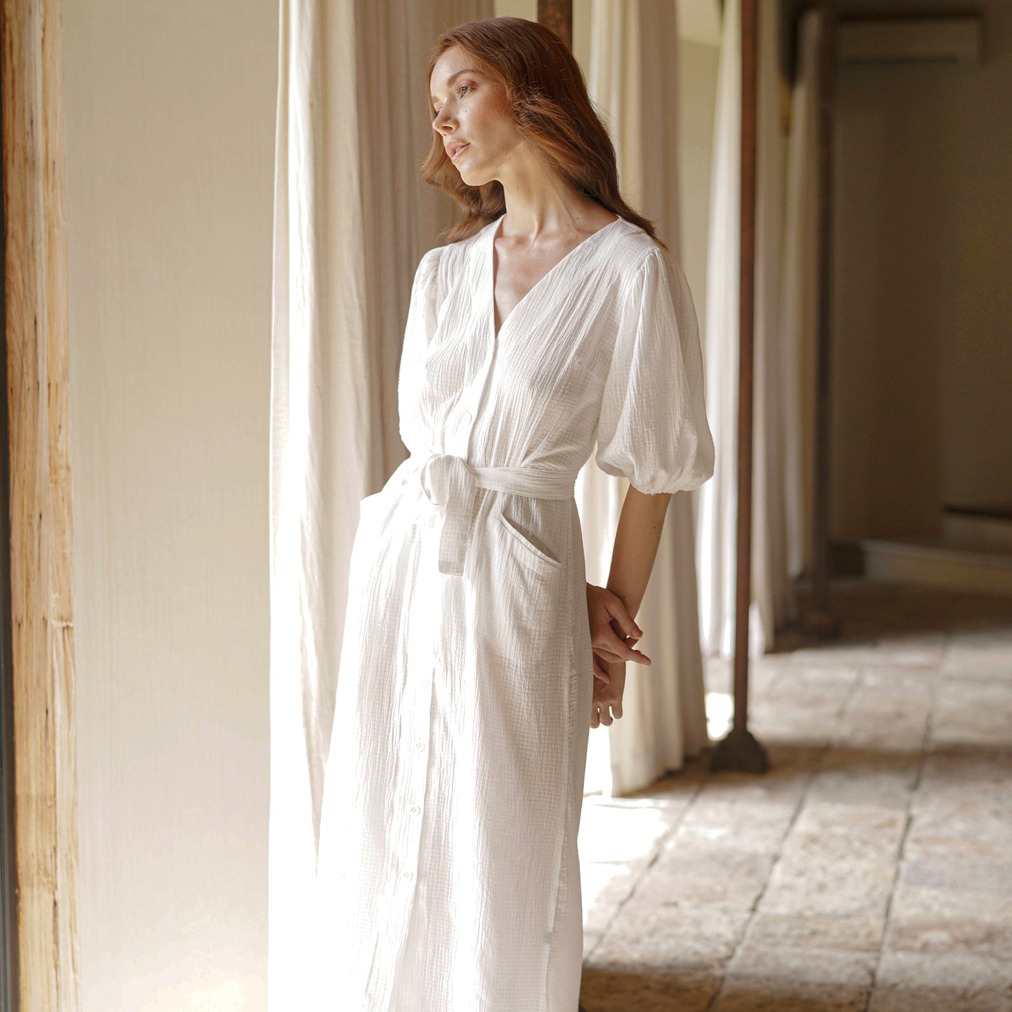 Vestido midi arrugado Meghan, en blanco roto